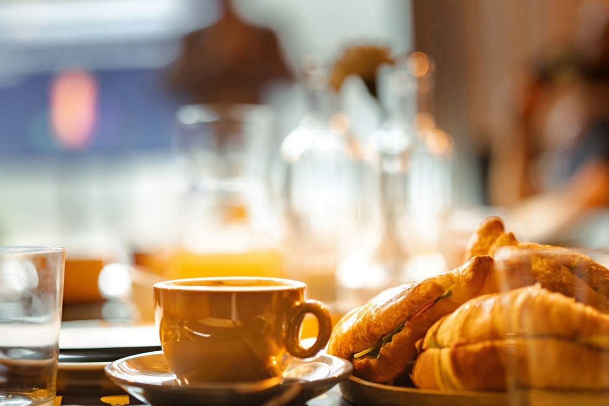 Café e croissants numa mesa de café